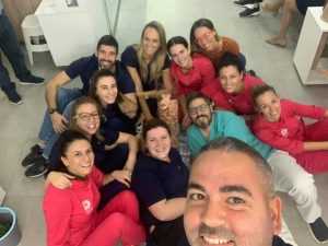 pazienti e medici e staff della clinica dentale turismo dentista low cost belgrado